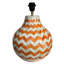 Afbeelding in Gallery-weergave laden, Lampenvoet oranje/wit zig zag