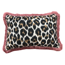 Afbeelding in Gallery-weergave laden, Kussen panterprint met oudroze franje 35x50 cm
