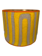 Load image into Gallery viewer, Lampenkap Alexander Jaune - Pierre Frey Ø35cm
