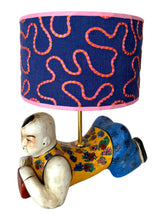 Afbeelding in Gallery-weergave laden, Lampenkap Wiggle donker - Harlequin Ø 25 cm
