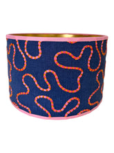 Afbeelding in Gallery-weergave laden, Lampenkap Wiggle donker - Harlequin Ø 25 cm
