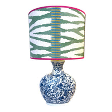 Afbeelding in Gallery-weergave laden, Lampenkap Wilder groen - Jane Churchill Ø 35 cm
