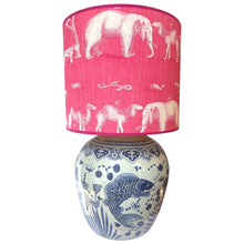 Afbeelding in Gallery-weergave laden, Lampenkap Kingdom roze - Andrew Martin Ø40 cm
